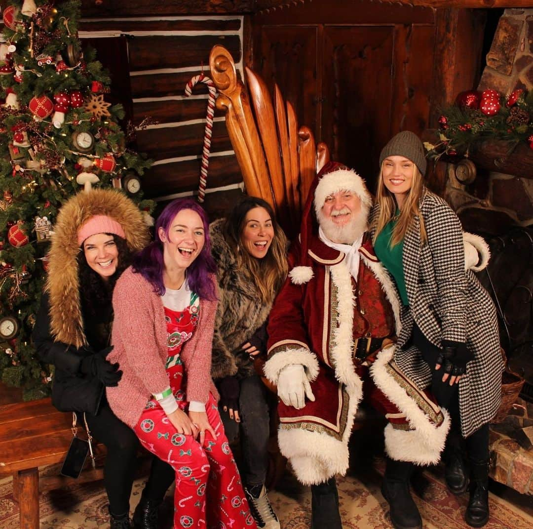 クレア・グラントのインスタグラム：「Had the best time with some of my favorite ladies visiting Santa last week. Were we Santa’s favorite visitors that day?!! Who can tell. All I know is Santa was gripping me like we were about to fall out of his sleigh and I wasn’t mad about it. 🎅🏻」