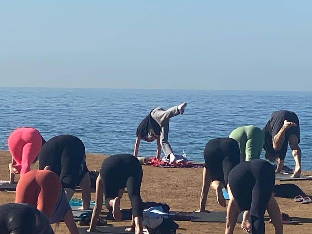 ジャクソン・ロバート・スコットさんのインスタグラム写真 - (ジャクソン・ロバート・スコットInstagram)「Yoga 🧘🏻‍♂️ by the ocean 🌊 What a cool experience 🙏」12月9日 4時34分 - jacksonrobertscottofficial