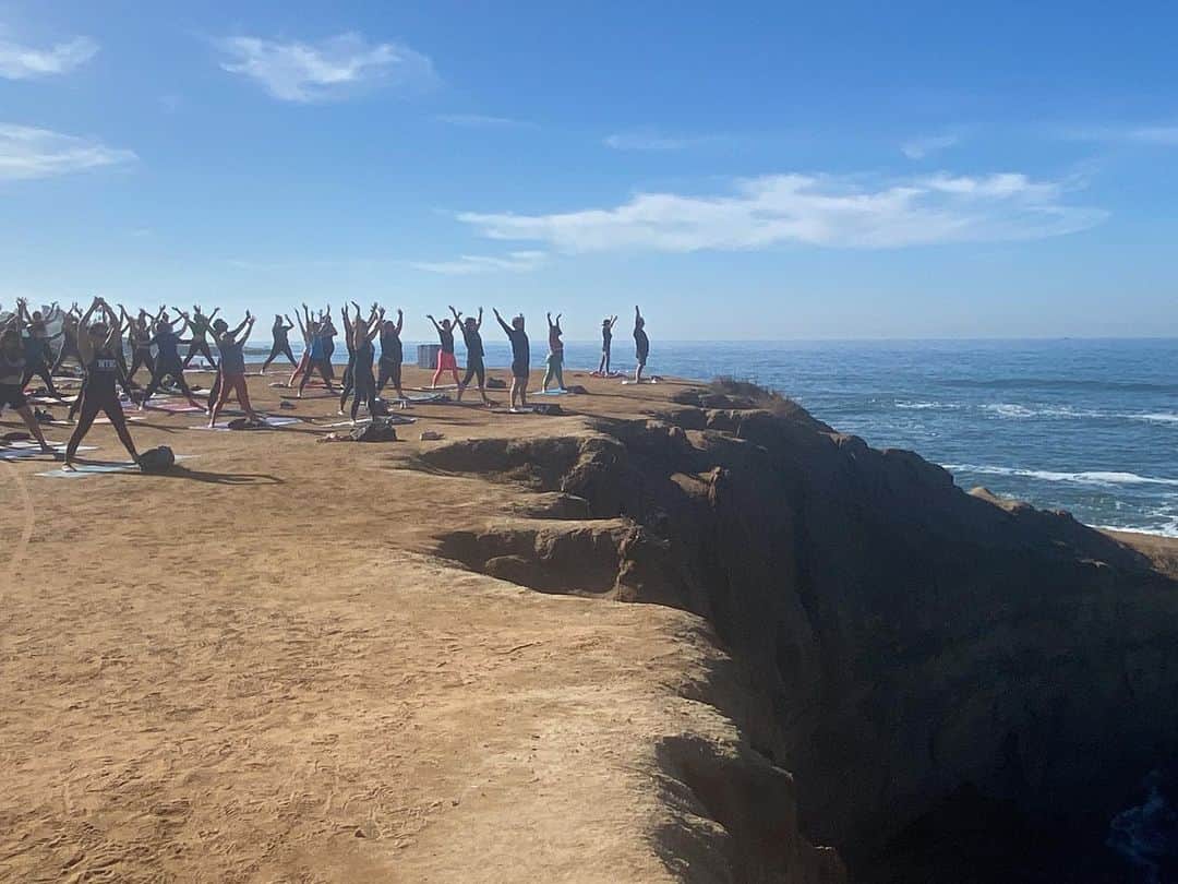ジャクソン・ロバート・スコットさんのインスタグラム写真 - (ジャクソン・ロバート・スコットInstagram)「Yoga 🧘🏻‍♂️ by the ocean 🌊 What a cool experience 🙏」12月9日 4時34分 - jacksonrobertscottofficial