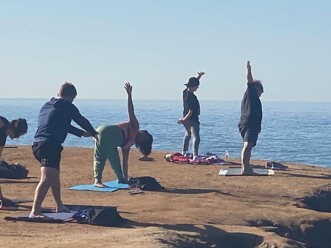 ジャクソン・ロバート・スコットさんのインスタグラム写真 - (ジャクソン・ロバート・スコットInstagram)「Yoga 🧘🏻‍♂️ by the ocean 🌊 What a cool experience 🙏」12月9日 4時34分 - jacksonrobertscottofficial