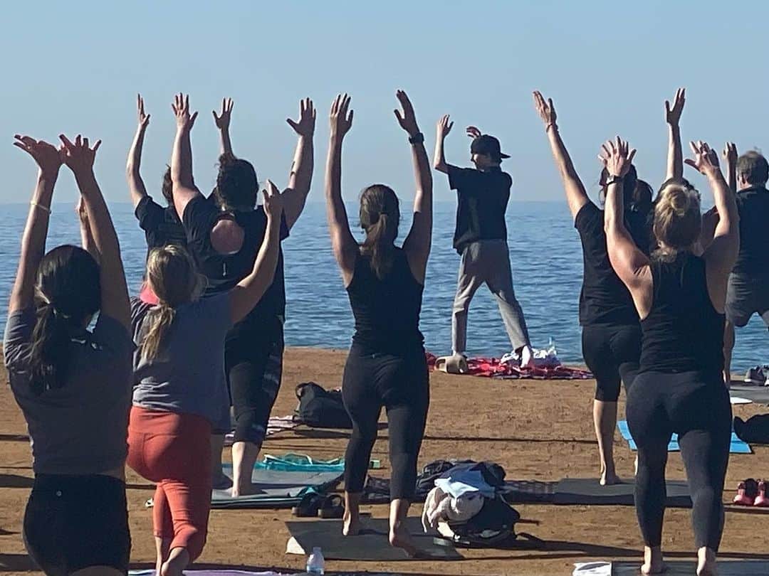 ジャクソン・ロバート・スコットのインスタグラム：「Yoga 🧘🏻‍♂️ by the ocean 🌊 What a cool experience 🙏」