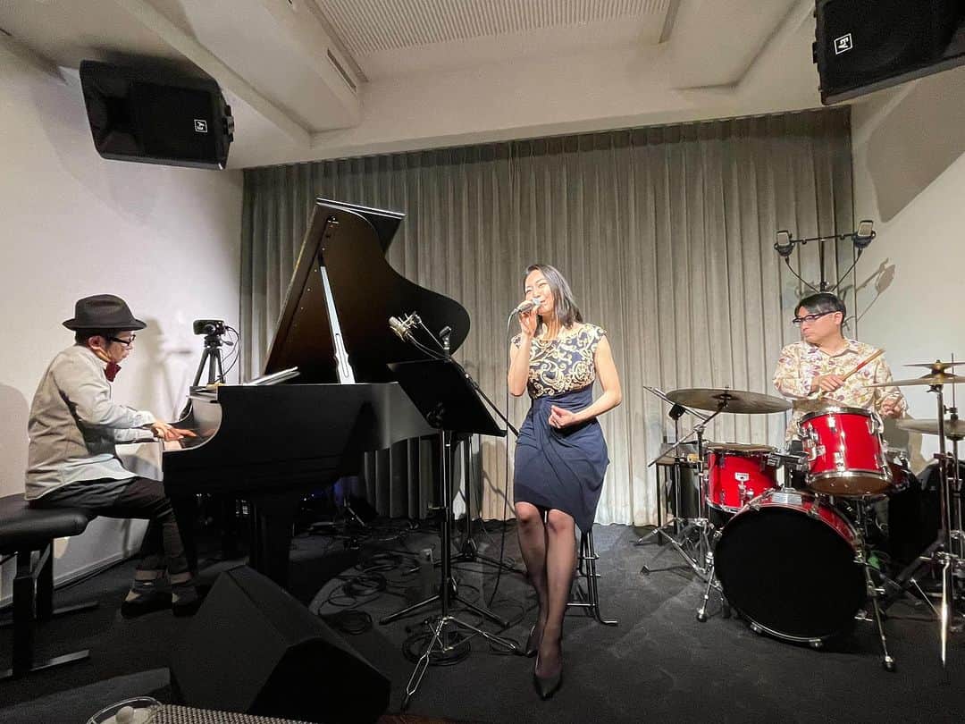のインスタグラム：「昨夜は、ロマンチック男組×大禅師文子@Studio Wavesへお越し頂いた皆さま、誠にありがとうございました！ 久しぶりのステージで、翌朝肩がバッキバキ。。 誰か乗ってるかな。  これを機にまた歌います^ - ^ タイミングが合いましたら是非、Liveに￼お越し頂ければ幸いです。お声かけくださったロマンチック男組の須藤信一郎さん、川島佑介さん、お会いできたお客様、Studio Wavesの心優しいご夫妻に感謝です🌹」