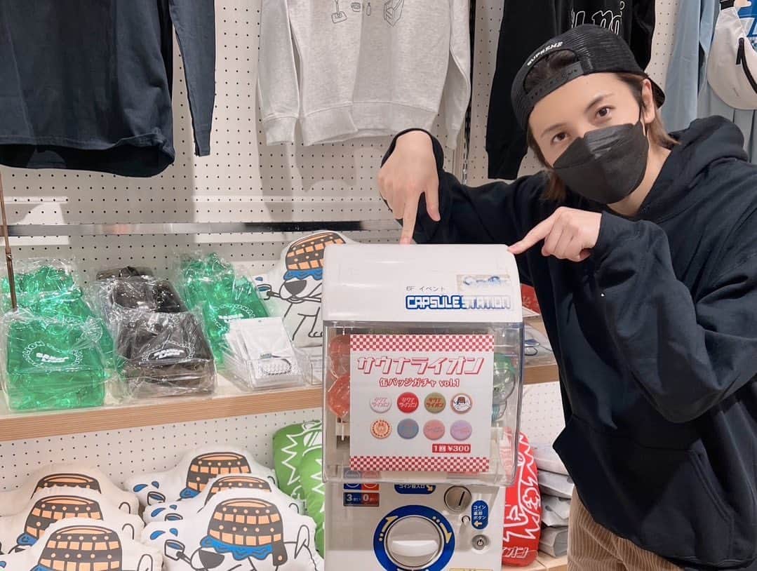 REO さんのインスタグラム写真 - (REO Instagram)「上野マルイにて #サウナグッズパーティ が開催されています。サウナライオンも出展させて頂いてます。  と、となりに僕の大好きな「サ道」さんの商品が…‼︎  素敵なブランドさんに囲まれてロウリュ犬も幸せそうですね笑  クッション以外の新作商品は12/17(土)から販売予定です！ガチャは初日から回せます。  クリスマスまで開催しているのでお時間ございましたら是非いらしてご覧下さい🐕♨️#サウナグッズパーティー  #上野マルイ #サウナ #サウナライオン #saunagoodsparty」12月9日 14時16分 - saunalion_ikoya