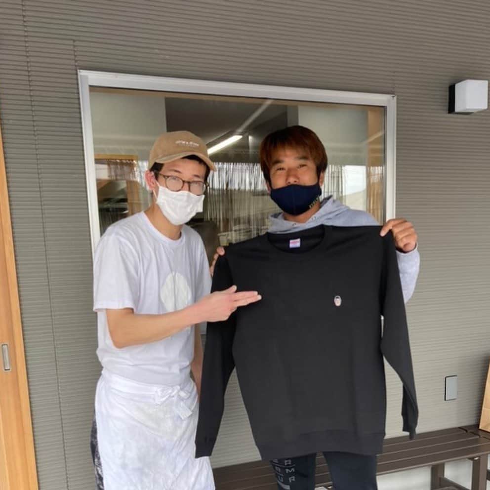 高木和正のインスタグラム：「先日、おうどん瀬戸晴れにいってきました。 すぐに食べたくなるので定期的にいっています。  可愛いデザインの コガオスウェット購入しました。  ありがとうございます。  ぜひおすすめのおうどん瀬戸晴れに皆さんもいってみて下さい。  #おうどん瀬戸晴れ #安定の美味さ #最高 #コガオスウェット #可愛いデザイン #BESFORT #サッカースクール #高木和正」