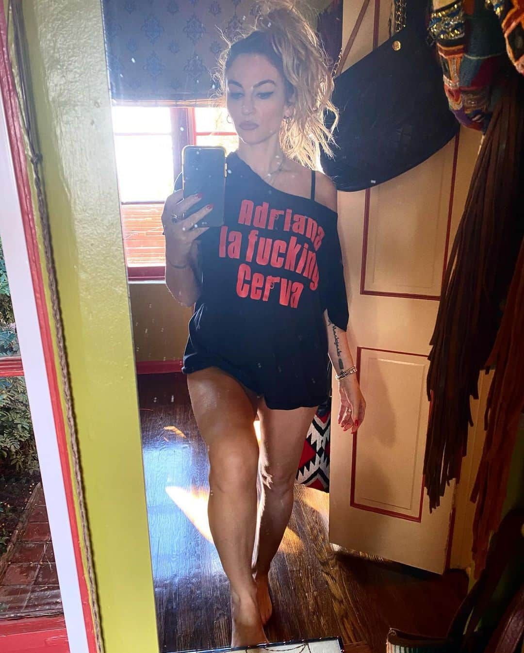 ドレア・ド・マッテオさんのインスタグラム写真 - (ドレア・ド・マッテオInstagram)「T- shirts back in the GGB SHOP! LINK IN MY BIO! ⭐️💋⭐️  Fa La Fckn Laaaa! 🎄  **this is a men’s medium that I cut for all them dm’s asking! U gotta cut em yourself! **  @gangstergoddessbroadcast 🎄🎄🎄」12月9日 6時43分 - dreadematteo