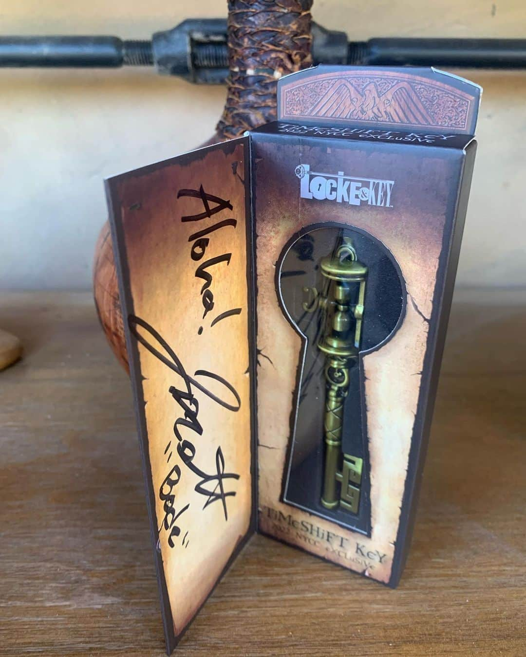 ジャクソン・ロバート・スコットさんのインスタグラム写真 - (ジャクソン・ロバート・スコットInstagram)「Just arrived in time for the holidays! 🗝️✨🎄Three new personally signed collector keys to unlock some more magic! 🔐 You can find them on JacksonRobertScott.com (link in bio) I got to use these amazing keys in season 3! Long live the keys and The Keepers! ❤️ #lockeandkey #lockeandkeynetflix #lockeandkeyseason3 #magicalkeys #timeshiftkey #angelkey #emiliajonesy #harlequinkey #connorjessup #darbystanchfield #bode #bodelockenetflix #bodelocke #netflixlockeandkey」12月9日 7時40分 - jacksonrobertscottofficial