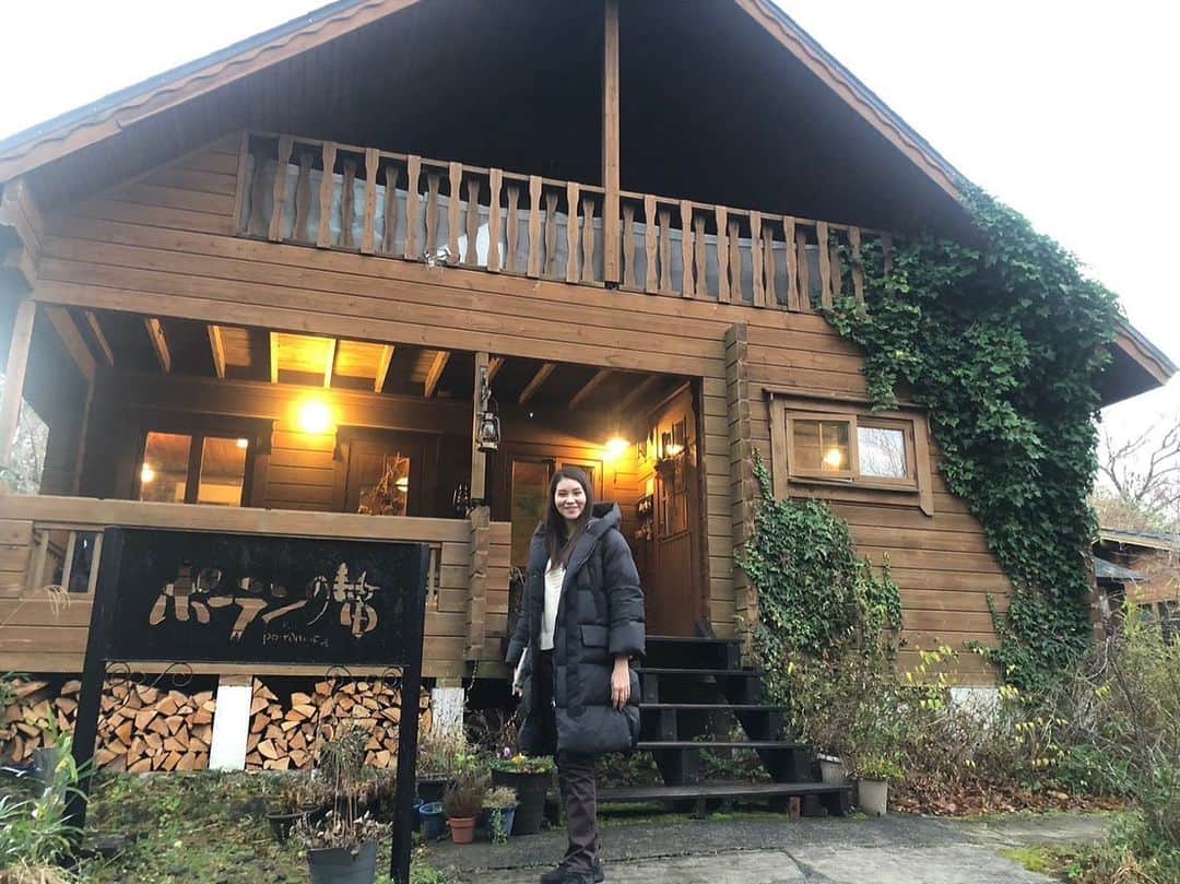 大塚莉奈のインスタグラム：「黒川温泉に入った後、ポーランの笛というペンションに泊まりました^ - ^ 大自然の中にあり、雰囲気が良くてとても居心地が良かったです✨ #ダウンコーデ #大自然満喫」