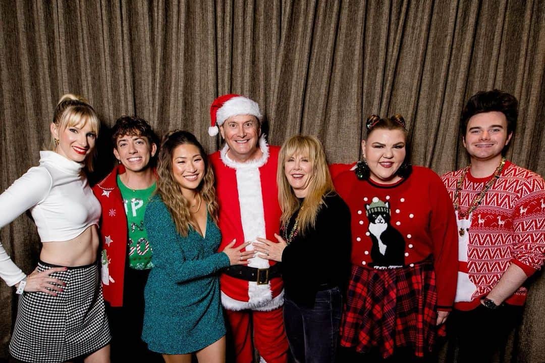 アシュリー・フィンクのインスタグラム：「Had such a wonderful time reminiscing about #Snixxmas with the #Glee fam Tuesday night. If you guys want to see what you missed, it’s now streaming on mandolin.com and all the proceeds go to @alexandriahousela in honor of the amazing #NayaRivera 🎅🎄🐈‍⬛🎟️」