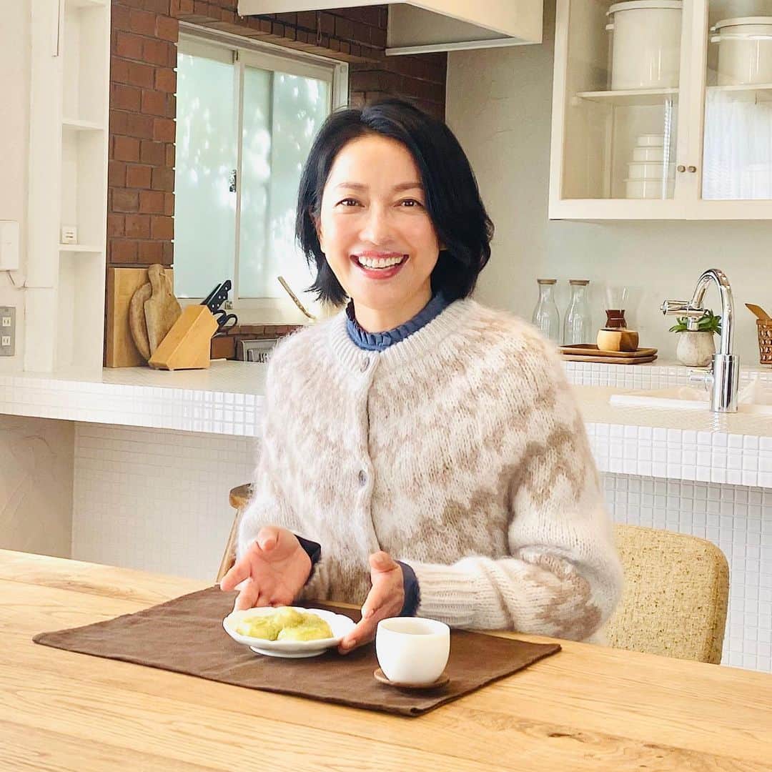 羽田美智子さんのインスタグラム写真 - (羽田美智子Instagram)「今年もあとわずか、、、。  冬になると食べたくなるお餅。 今年も丸美屋さんの『#おもち亭』の季節になってまいりました。  お餅を焼くか、お湯で温めるかして、たれを絡めるだけで、いろいろ味変を楽しめる強い味方です！  今年の気分は、、 ずんだもちとくるみだれ推しです‼️  常備食に置いとくと安心なのがお餅ですし、その時のお供に『おもち亭』是非食べてみてくださいね！  本日、読売新聞に掲載されます❗️」12月9日 10時03分 - michikohada