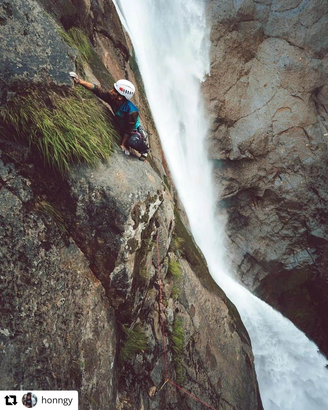 中島徹のインスタグラム：「Climbing with the world's best climbers was an irreplaceable, wonderful experience. Hope to see you guys again.  @onceuponaclimb @honngy @yuji_hirayama_stonerider @pietro_porro  #Repost @honngy • • • • • • Climbing waterfalls with Toru Nakajima」