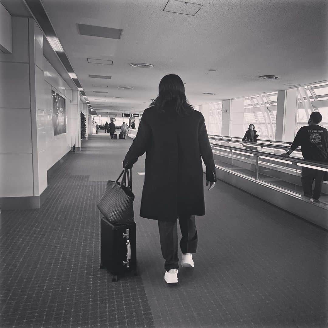 澤村拓一のインスタグラム：「毎日トレーニングの映えない生活をしてますが少しだけゆっくりしに出かけます☺︎24時間365日仕事なんてできるかいな！やる時はやるし休む時は休む。旅の目的は美味しいご飯とサウナどす🌀Let's gooooo!!!」