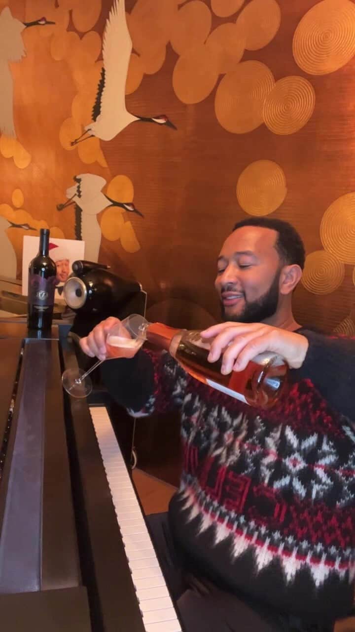 のインスタグラム：「Live holiday sing-along with @lve_wines」