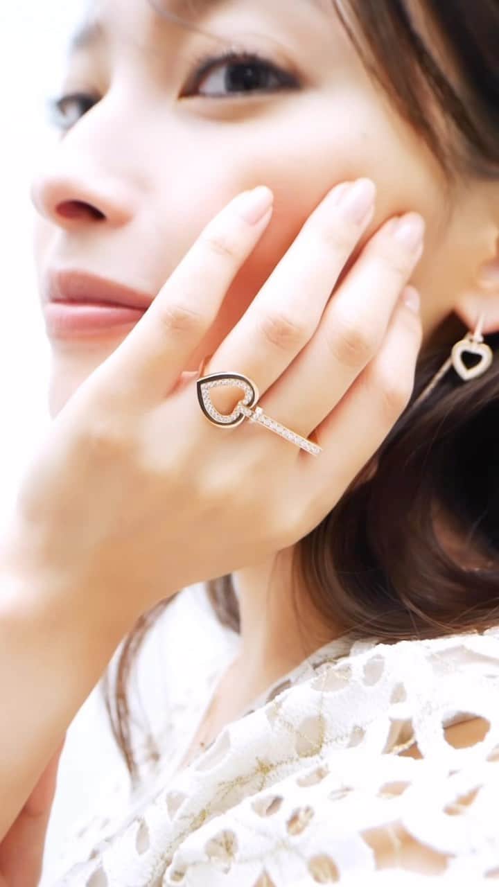 大政絢のインスタグラム：「@fredjewelry   🤍🤍🤍  こちらは Precious １２月号🌟  #fred #jewelry#precious」
