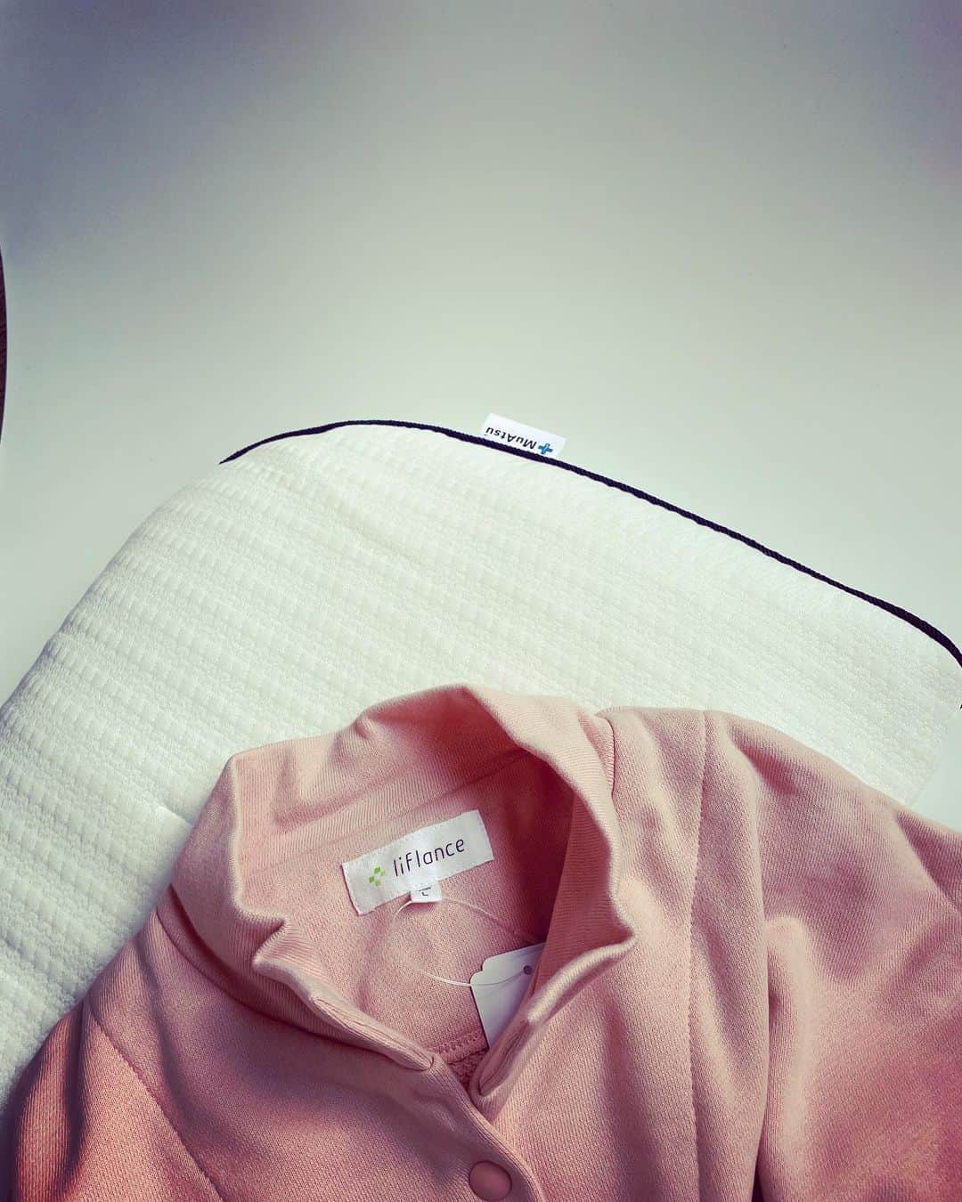 大河内奈々子のインスタグラム：「・ ・ 私寝るのが大好き。 先日のオンエアでパジャマのお話をさせていただいたら たくさんのご質問をいただきました。  質の良い睡眠を取るために　こんなグッズ使っています。  パジャマは  @liflance さんのものを着用。 天然石が練り込まれていて、体温の輻射により温熱効果があるんです！ 疲労回復効果もあって、私は目覚めスッキリです🤩  もう１つは、、、、 枕です。 @muatsu_plus_official さんで作れる　オーダー枕。 首の疲れを感じたり、肩こりにお悩みのお方におすすめです。 私もストレートネック気味で、首があまり調子良くないことがあったのですが 自分だけのオリジナルの枕にしたら改善😊  よく寝れるのはもちろんですが、寝ている時の首の負担がなくなっているようで 肩こりが軽減！  あ！首の皺にも効果あり😍  効果の感じ方はそれぞれだと思いますが、睡眠で悩んでいる方ぜひお試しください。  みなさんにとって 最強の睡眠時間になりますように🧡  #愛用品 #睡眠改善 #クリスありがとう #大河内奈々子 #nanakoohkouchi #sleeping」