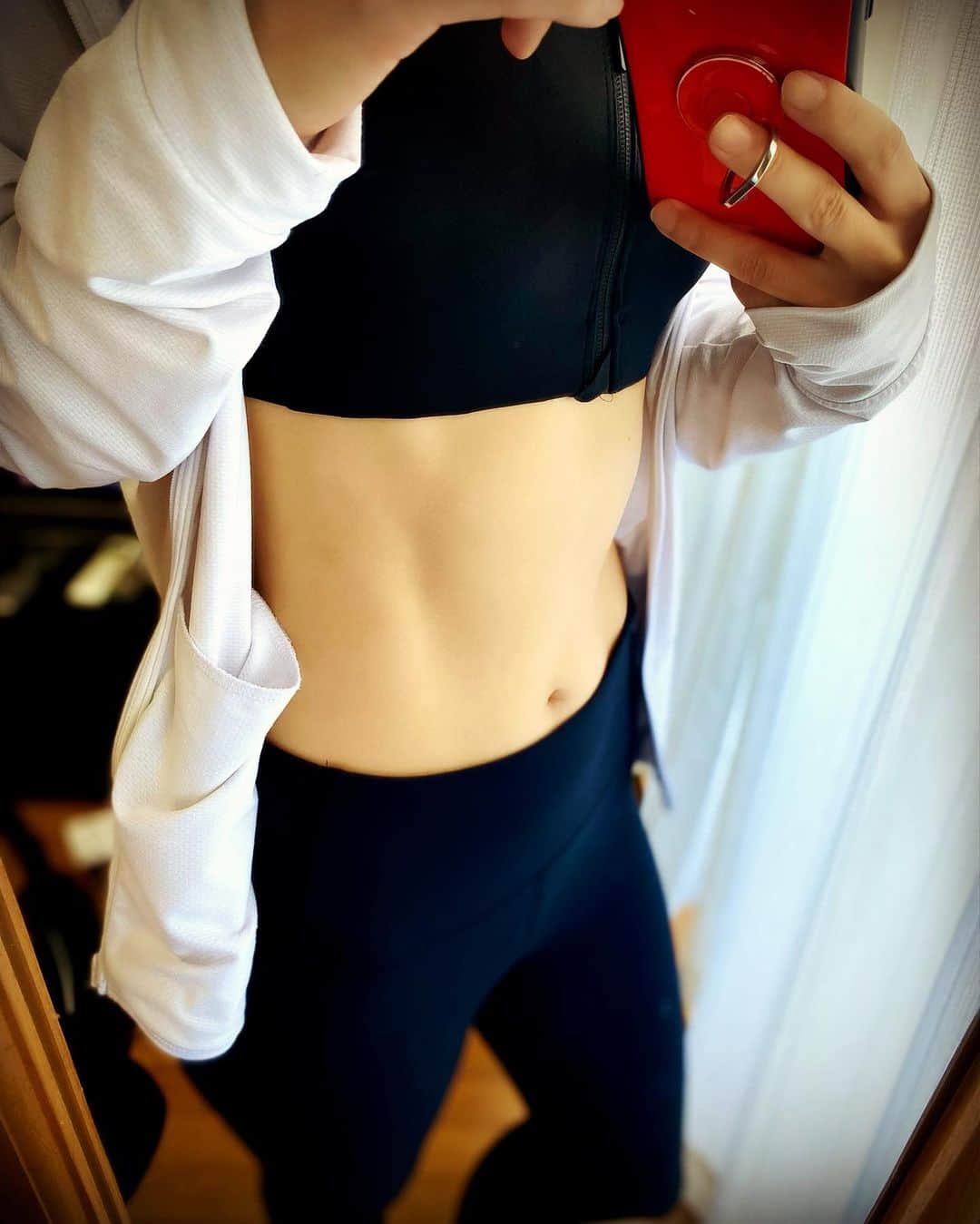 のインスタグラム：「今年もたくさん美味しい物を食べた一年でした🤤❤️  グルメロケもたくさん行ったし  お料理番組で美味しいレシピも教えてもらったし  友達とも美味しいご飯食べに行くし  よく食べてるなぁ。って自分でも思います🤣  トレーナーとして、食べる事ばかりの話って大丈夫かな？とも思うけど  私のスタイルは食べる事を楽しんで、動く事も楽しむ  食事制限して、ストレスになって元気なくなったら何も楽しめなくなる🤣  そしてハードなトレーニングはしません(笑)  習慣化できるレベルで無理しすぎないワークアウト  ３０分前後でやってます✊  いつもは道具使わないお家トレーニングなんだけど  実家に帰ると謎に色々あるのでいつもできないトレーニングをしてる様子😉笑  集中力ないから、テレビを見ながらトレーニング。 この日は録画してたはじめてのおつかいを観ながらやってました。笑  健康スタイルは日々の積み重ね‼️  無理なく続けられるスタイルをみなさんも見つけてみてください😁  #健康 #健康オタク #元気 #ダイエット  #トレーナー #パーソナル #パーソナルジム #trainer #日々成長  #training #bodymake #筋トレ女子 #diet  #workout #未来の自分喜べ #美body #筋トレ  #美健康」
