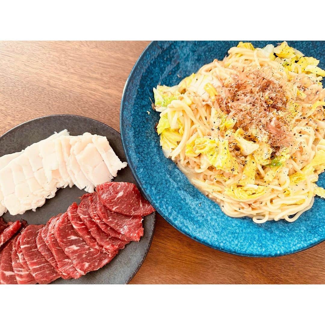 のインスタグラム：「⁡ 減量ご飯😊🍚 今日のお昼ご飯は肉じろうさんの馬刺しと 糖質0麺でした☺️✨ いつも美味しい馬刺しをありがとうございます😊✨ ・ ・ #熊本県産肉専門店じろう #馬刺し #昼ごはん」