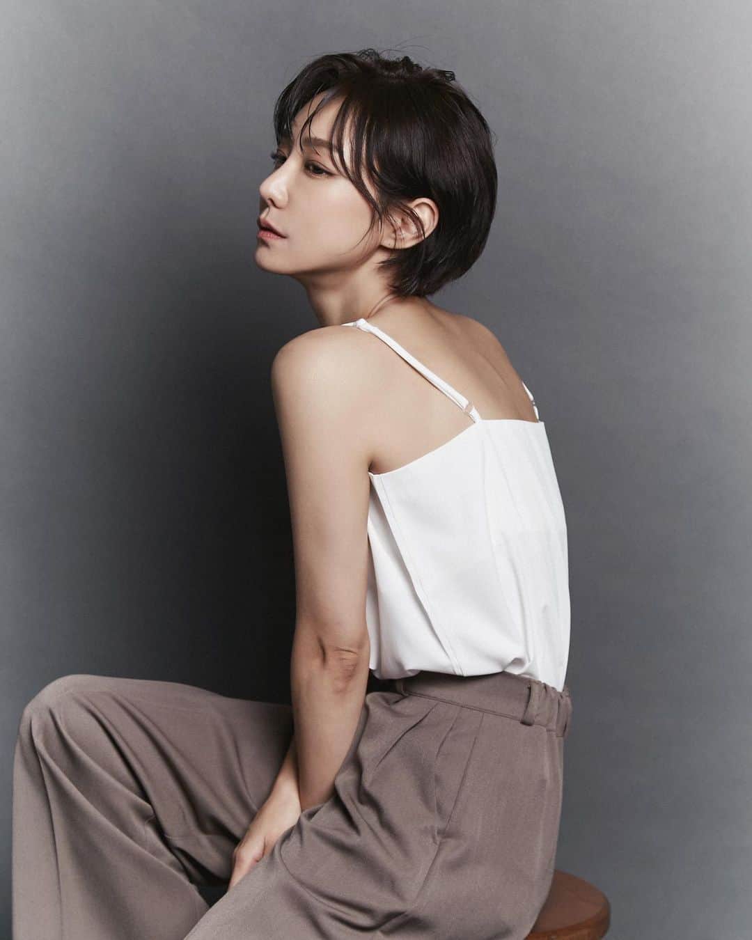 シン・ソユルのインスタグラム：「⠀ ⠀ (1년 동안) 수영한 어깨와 짧은 머리를 슬쩍 드러내 보았습니다📷 = 새 프로필 찍었다고요:) ⠀ ⠀」