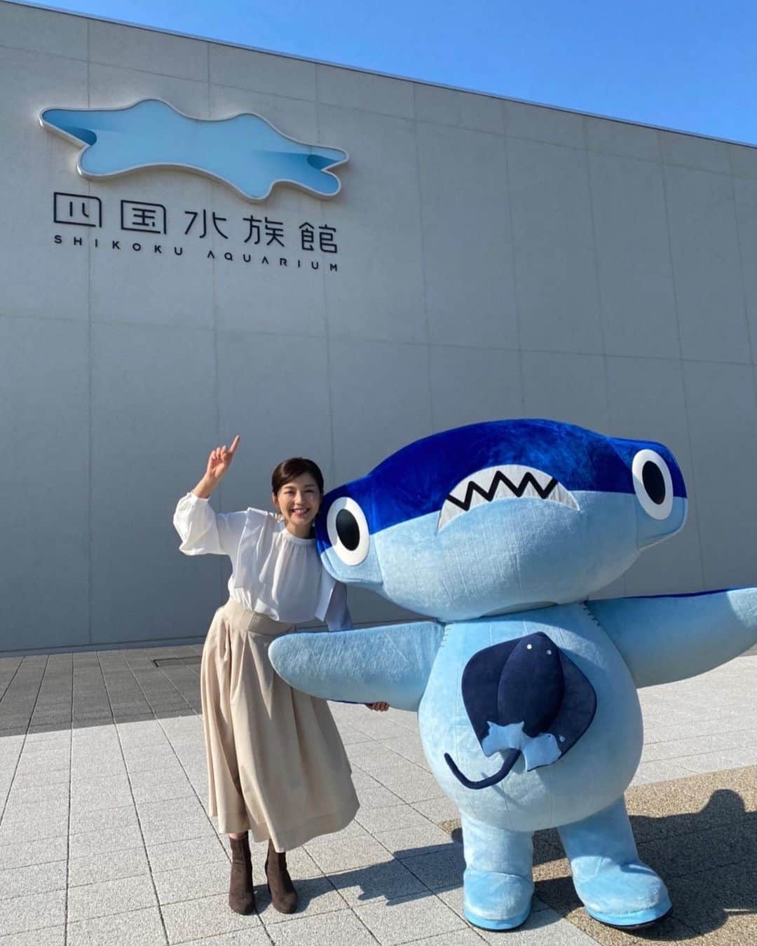 中野美奈子のインスタグラム：「本日発売の読売新聞🗞に先日取材した記事が掲載されてます。 『新春は香川県！なんてどうですか』  紙面掲載エリア：近畿、中四国（山口県のぞく）三重県の一部、福井県になります。  Web版にもありますので、お時間がある方はぜひ♪  https://yab.yomiuri.co.jp/article/shikoku-aquarium/index.php  #読売新聞 #四国水族館  #香川県 #うどん県  #中野美奈子アナウンサー」