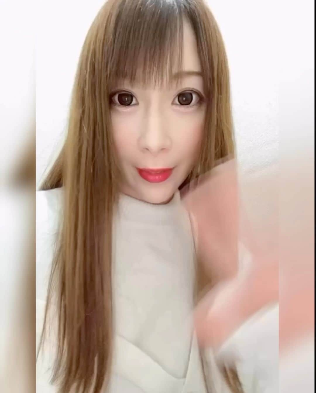 橋本れいかのインスタグラム：「. この前紹介した、#クイーンカジノ はチェックしてくれましたか？ 現在VIPメンバー限定で、ベット金額を競って総額2万ドルの賞金をGETできちゃう「クイーンカジノ豪遊レース」が開催中です♡♡  しかも、このレースに参加した人の中から抽選で5名様に、韓国の超一流ランドカジノ 「パラダイスカジノ・ウォーカーヒル」の豪華旅行が当たっちゃいます🎁✨  VIPメンバーだけなの？って残念に思われた方にも朗報です！ なんと、12月12日までに初回入金を300ドル以上すると、即日VIPメンバーの資格をもらえるそうです💖   詳細は、クイーンカジノ公式サイトをチェックしてくださいね👀♡  ↓れいか先生のオススメ🐰 @queencasino.official  #橋本れいか #れいか先生 #くいかじ #勝利の女神 #ゲーム #大人の遊び #億り人 # オン カジ #バカラ #スロット #韓国カジノ #ウォーカーヒル #パラダイスカジノ #海外旅行 #ランドカジノ」