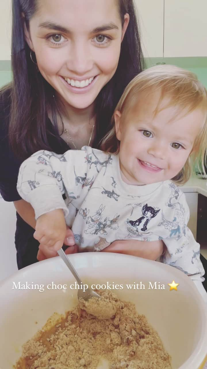 すみれ・ソフィのインスタグラム：「Baking with Mia, she couldn’t wait 😆🍪 thanks for the gifts @normalmode」