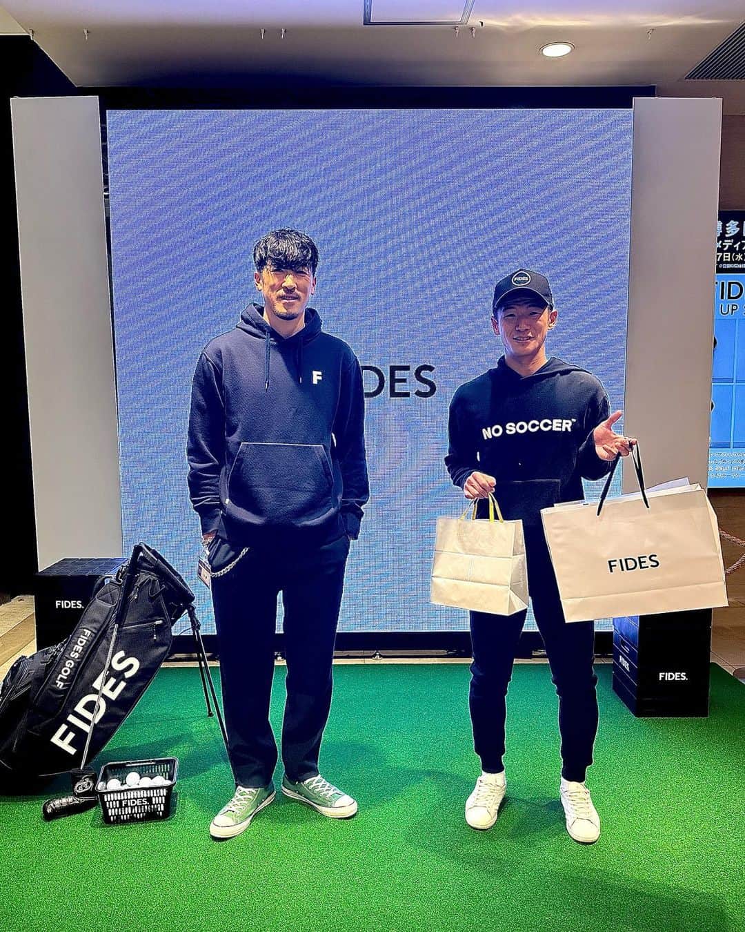 小林久晃のインスタグラム：「博多阪急ポップアップ3日目。 連日沢山のご来店ありがとうございます。 今日はゴルフにハマってる @akito_fukuta_official が遊びに来てくれました。今はオフなのでゆっくりのんびりゴルフ楽しんでるみたいです。ラウンド楽しみにしてるよ。いつもありがとう。 #サガン鳥栖 #福田晃斗 #いつもパワーもらってます #会話はもっぱらゴルフ談義 #friends #thanks #fides #hakatahankyu」