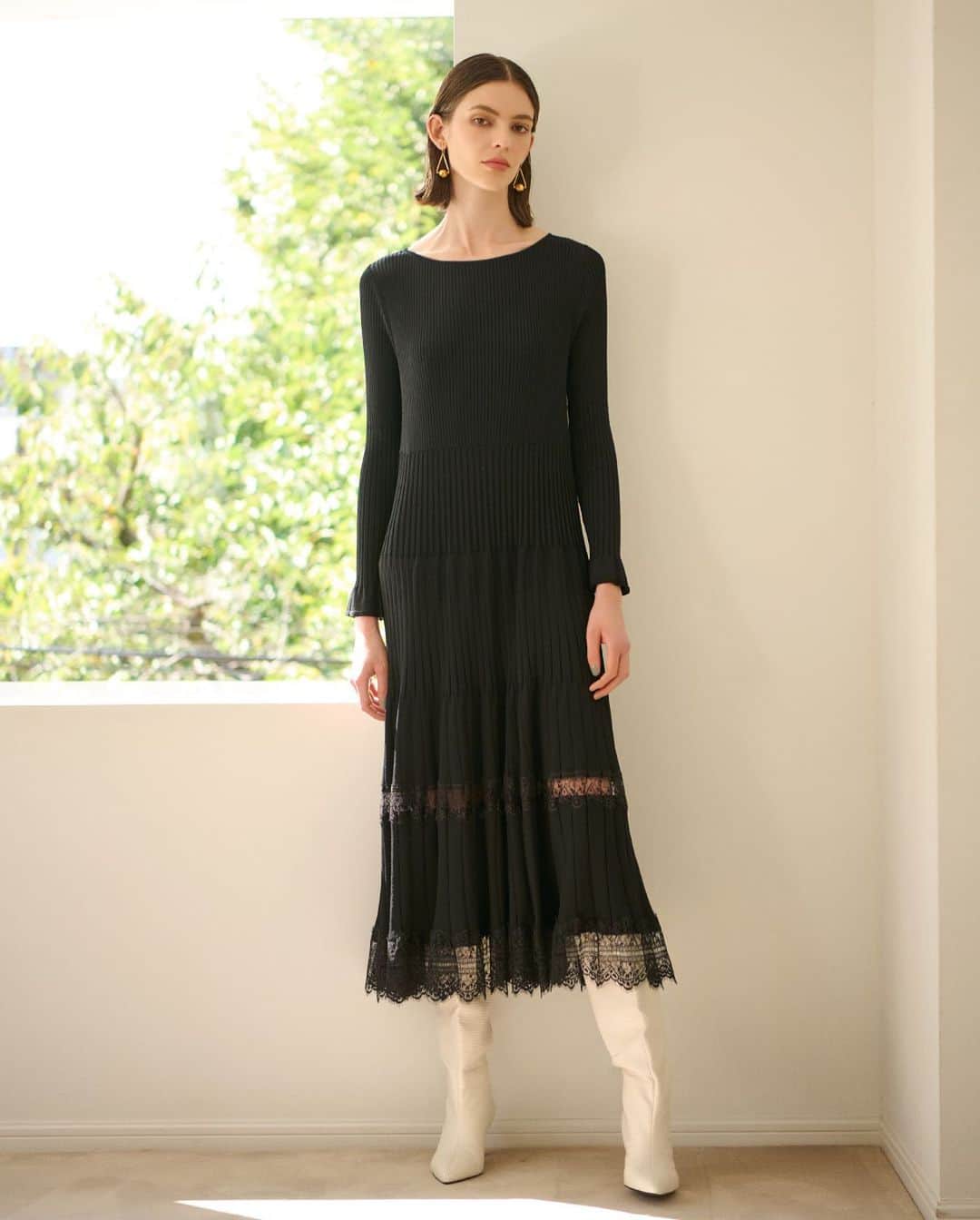 EPOCAさんのインスタグラム写真 - (EPOCAInstagram)「纏うだけで女性らしさを演出する、リバーレースとニットのコンビドレス。 エポカらしいシルエットの美しさとレースのエレガントさが目を惹きます。  DRESS  143,000円  EARRINGS * 店舗限定商品  18,700円  #epoca #collection #newcollection #2022aw #autumnmood #fashion #outfit #comfort #natural #modern #classical #feminine #authenticity #elegance #dress #jacket #skirt #エポカ #モダン #クラシカル #ナチュラル #フェミニン #ドレス #ニット #レース #大人コーデ #エレガントコーデ #コートコーデ #大人カジュアル」12月9日 12時52分 - epoca_official