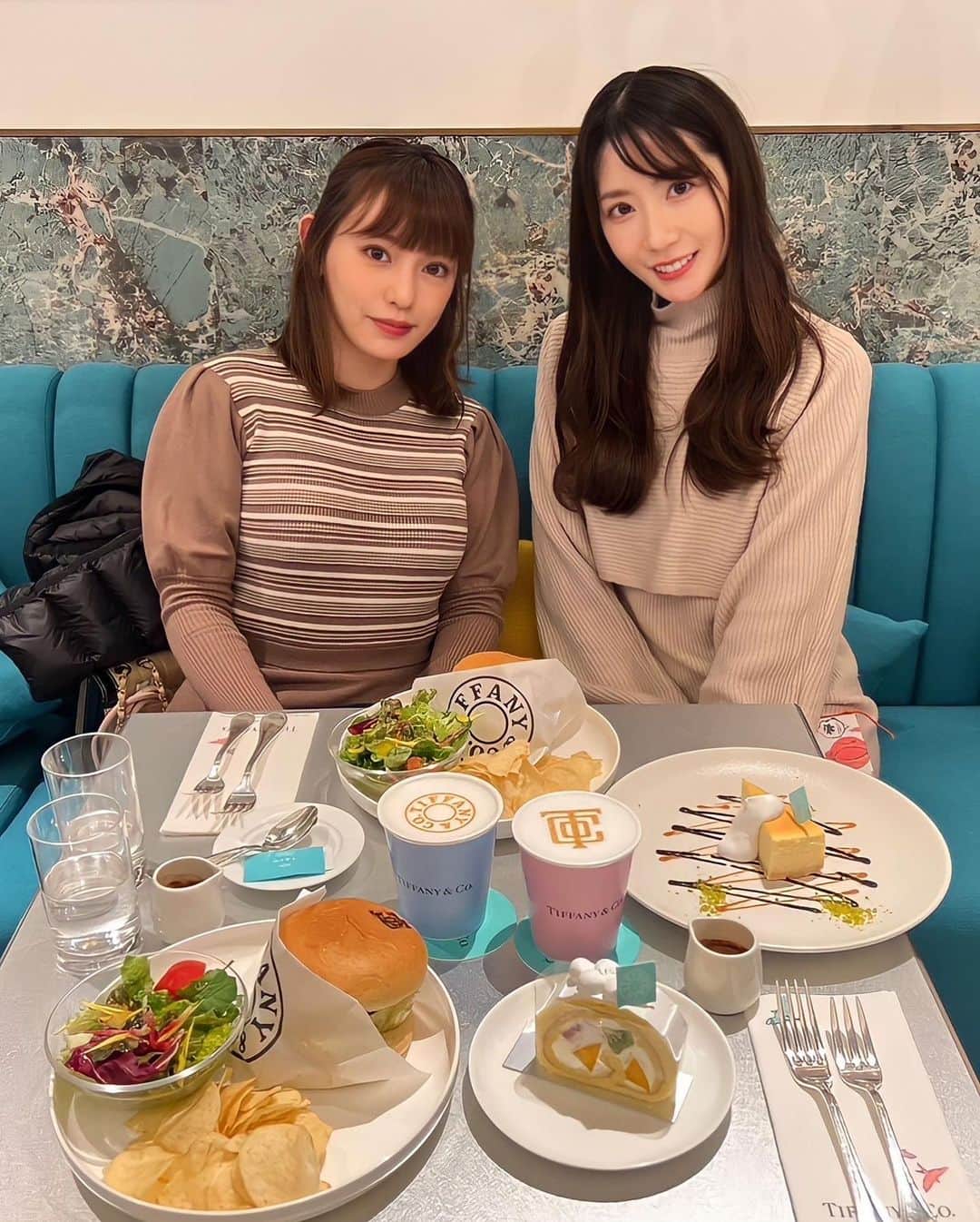 中川杏奈さんのインスタグラム写真 - (中川杏奈Instagram)「先日ティファニーカフェでランチ✨ ティファニーブルーが素敵すぎる空間でした🥰💍 カップとラテアートが可愛すぎて中々飲み出せなかった笑 今年初のクリスマスツリーの写真も撮れました🎄✨ よく会ってるのに久しぶりに一緒に写真撮った気がするみづきと💓 出会って16年？？ これからもよろしくね💗 : #ティファニーカフェ #ティファニーセッティング #アニヴェルセル表参道  #ティファニーブルー #前髪伸びすぎた日曜日切る」12月9日 12時53分 - annanakagawa0228