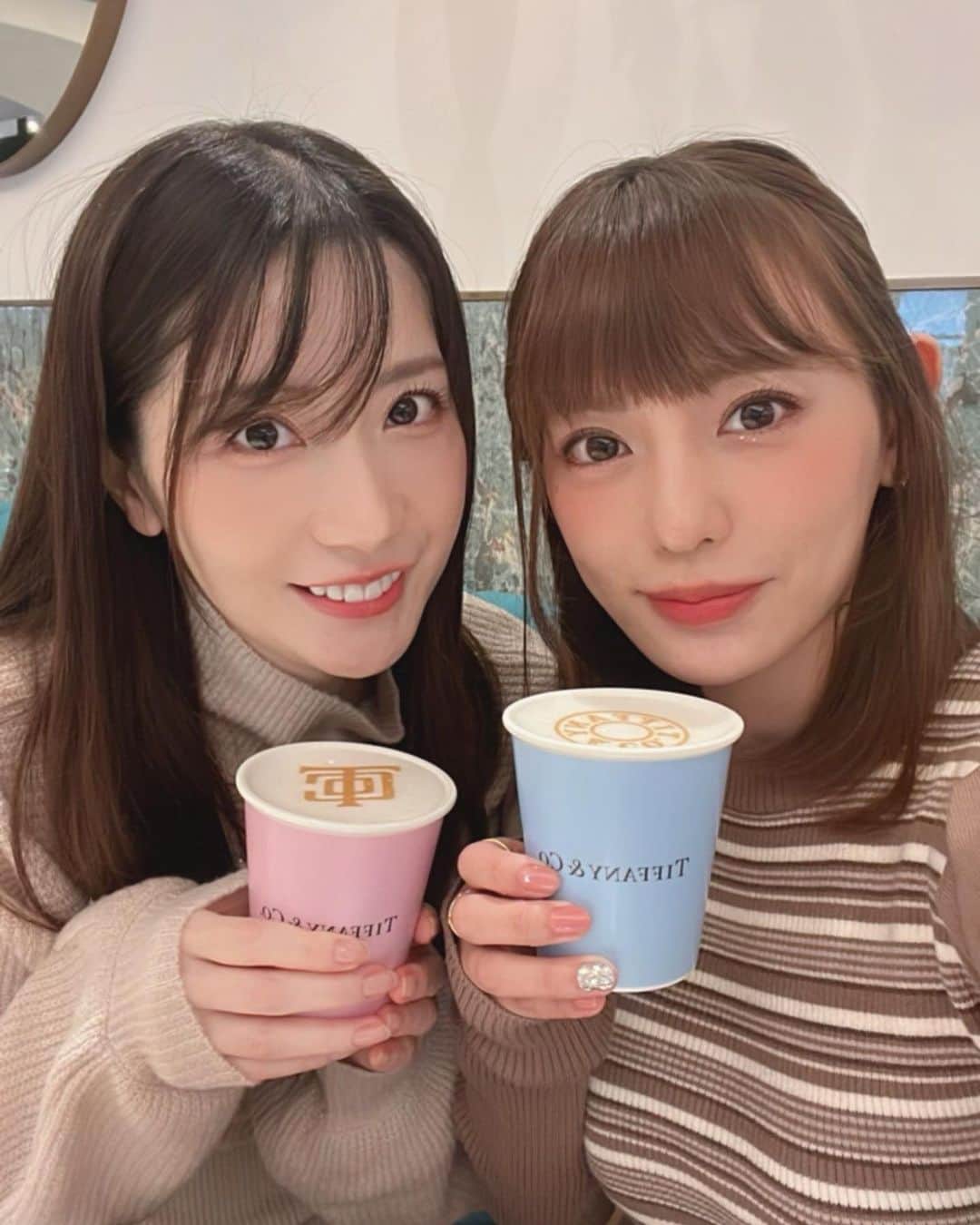 中川杏奈さんのインスタグラム写真 - (中川杏奈Instagram)「先日ティファニーカフェでランチ✨ ティファニーブルーが素敵すぎる空間でした🥰💍 カップとラテアートが可愛すぎて中々飲み出せなかった笑 今年初のクリスマスツリーの写真も撮れました🎄✨ よく会ってるのに久しぶりに一緒に写真撮った気がするみづきと💓 出会って16年？？ これからもよろしくね💗 : #ティファニーカフェ #ティファニーセッティング #アニヴェルセル表参道  #ティファニーブルー #前髪伸びすぎた日曜日切る」12月9日 12時53分 - annanakagawa0228
