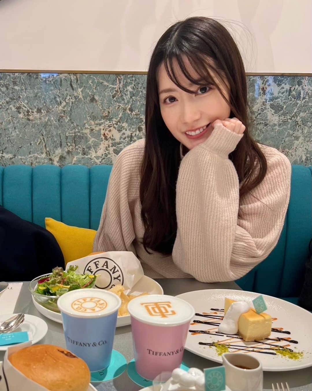 中川杏奈さんのインスタグラム写真 - (中川杏奈Instagram)「先日ティファニーカフェでランチ✨ ティファニーブルーが素敵すぎる空間でした🥰💍 カップとラテアートが可愛すぎて中々飲み出せなかった笑 今年初のクリスマスツリーの写真も撮れました🎄✨ よく会ってるのに久しぶりに一緒に写真撮った気がするみづきと💓 出会って16年？？ これからもよろしくね💗 : #ティファニーカフェ #ティファニーセッティング #アニヴェルセル表参道  #ティファニーブルー #前髪伸びすぎた日曜日切る」12月9日 12時53分 - annanakagawa0228