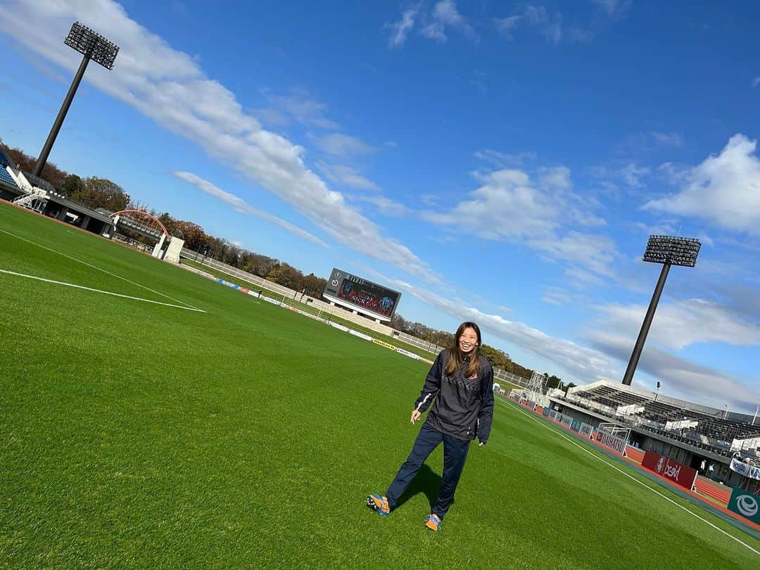 田中萌のインスタグラム：「ひさしぶりのギオンスタジアム🥅⚽️🌞 めばえ横断幕ひさしぶりに見れてとてもとても嬉しかったです☺️🌱❤️ #めばえ」