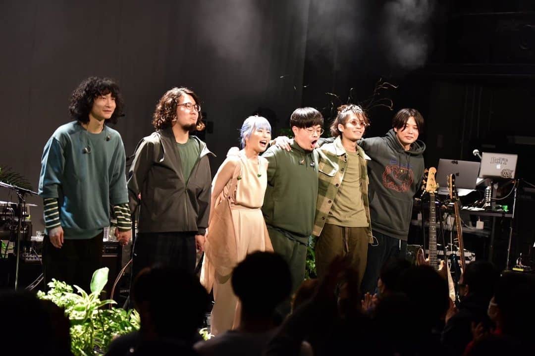 PORINのインスタグラム：「Pii×iiiii〜庭に集う〜 iiの皆様ありがとうございました🪷 Pii×iふみちゃんiひでさんiりょすけさんiくろちゃんiけんしろー(あとは色々サポートしてくれたiせいじくん) ステージ装飾は樹くん 映像はippaidastorageくん やりたいこと、全部つめて全身全霊でのぞみました。 ライブは真実。 ここからPiiの物語が始まります🪷 iiの皆と共に歩んでいきたいです。P  写真 Ryota Haraguchi」