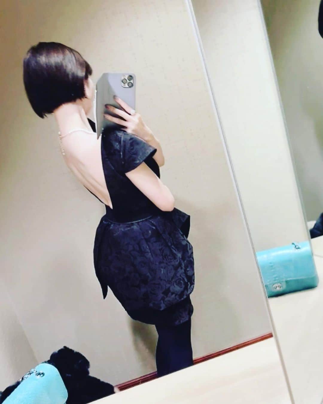 森下悠里のインスタグラム：「人は正面より後ろ姿や斜め 横からの方が圧倒的に見られてる😌  どの角度も良い感じでいたいな🤍」