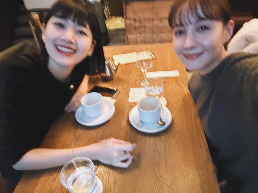 新井貴子のインスタグラム：「忙しい中でもいつもタイミングばっちり。  愛ですな🫶🏻🌹 @toritori0123」