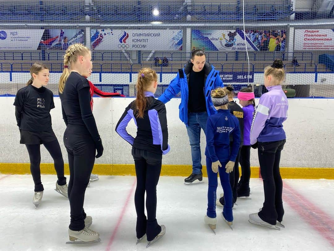 アルトゥール・ドミトリエフのインスタグラム：「В процессе #командадмитриева #teamdmitriev #figureskating」