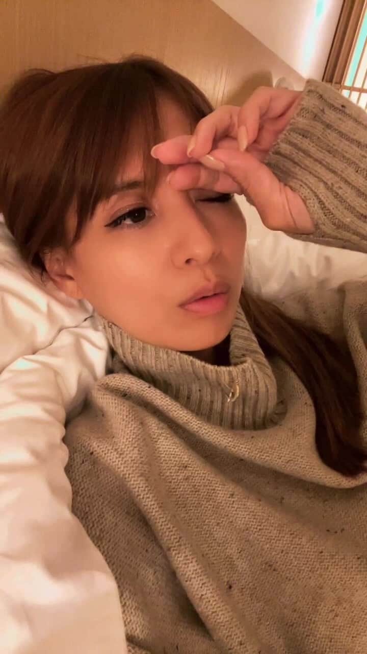 吉川ひなののインスタグラム：「お部屋に帰ってきて、お風呂入る勇気が出るまでベッドにゴロンとみんなでお話しライブです」