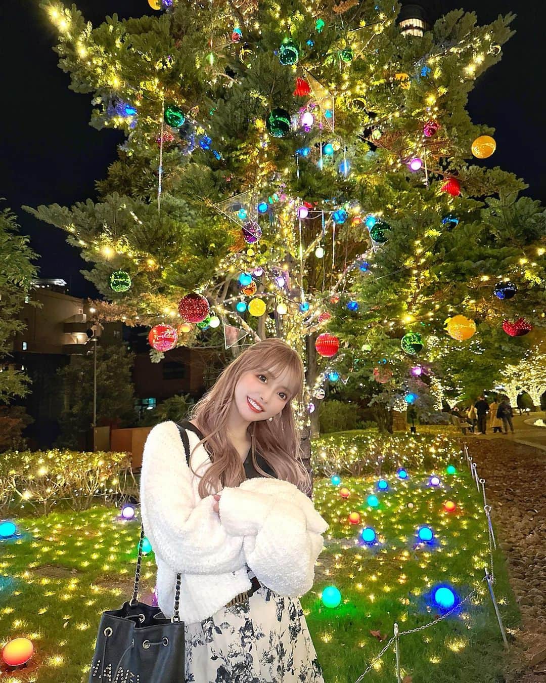 吉川ちえのインスタグラム：「【🎄🎁🎅🌟🎄🎁🎅🌟】 . イルミネーションあんまり興味ないけど ちかさんに連れてかれて イルミネーション見に行った時の🤣❤️ 綺麗だった✨😙✌️ 連れてかれて良かった🤣❤️w . #イルミネーション #クリスマス #Xmas #クリスマスツリー」