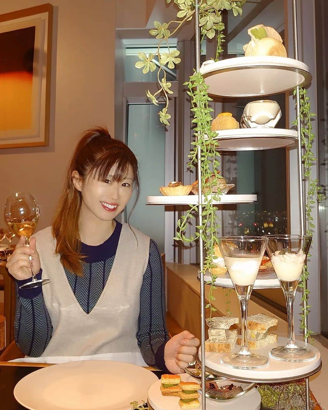 藤本つかさのインスタグラム：「来年からゆっくり外出できなくなりそうなので、先日最後の？お出かけをしてきました！  アフタヌーンティーみたいなお皿で料理が出てきた！  キャビアとかお刺身が、妊婦だけ違うメニューだったのは悲しかったけど、お料理もデザートも美味しかったです🍓  イルミネーションが綺麗でした。でもイリミネーションって言っちゃうよね。プロレスあるある。  #六本木ヒルズ #イルミネーション #イリミネーション #クリスマス #夜景 より #料理 #美味しい #東京タワー #スカイツリー」