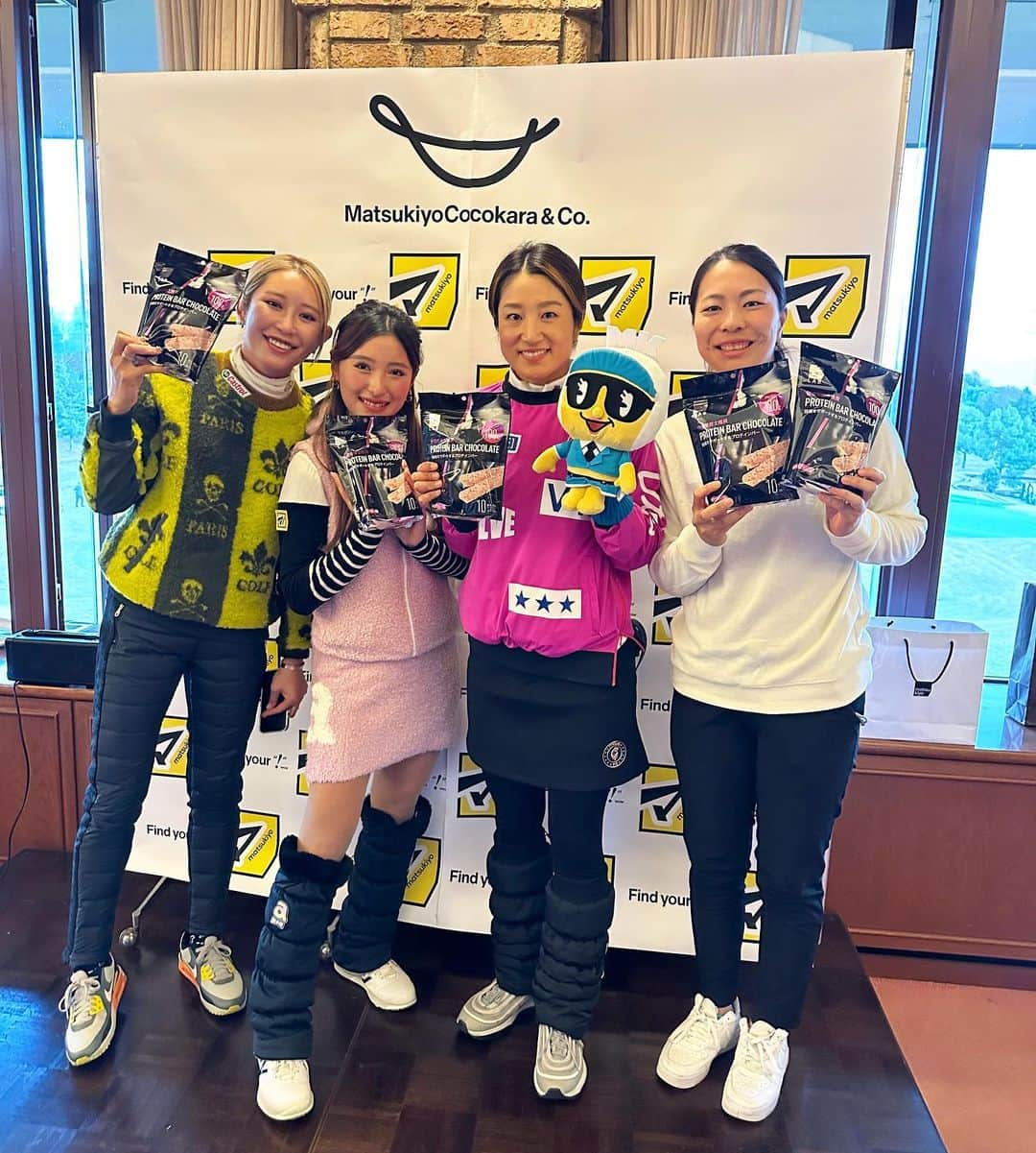 藤本麻子のインスタグラム：「マツキヨプロアマ⛳️ マツモトキヨシ契約選手４人🖤💛🖤💛 . 金田久美子プロ @kinkumiringo93  臼井麗香プロ @usuireika54  服部真夕プロ @mayuhattori_official  . . #マツモトキヨシ #マツキヨ @matsukiyo_official」