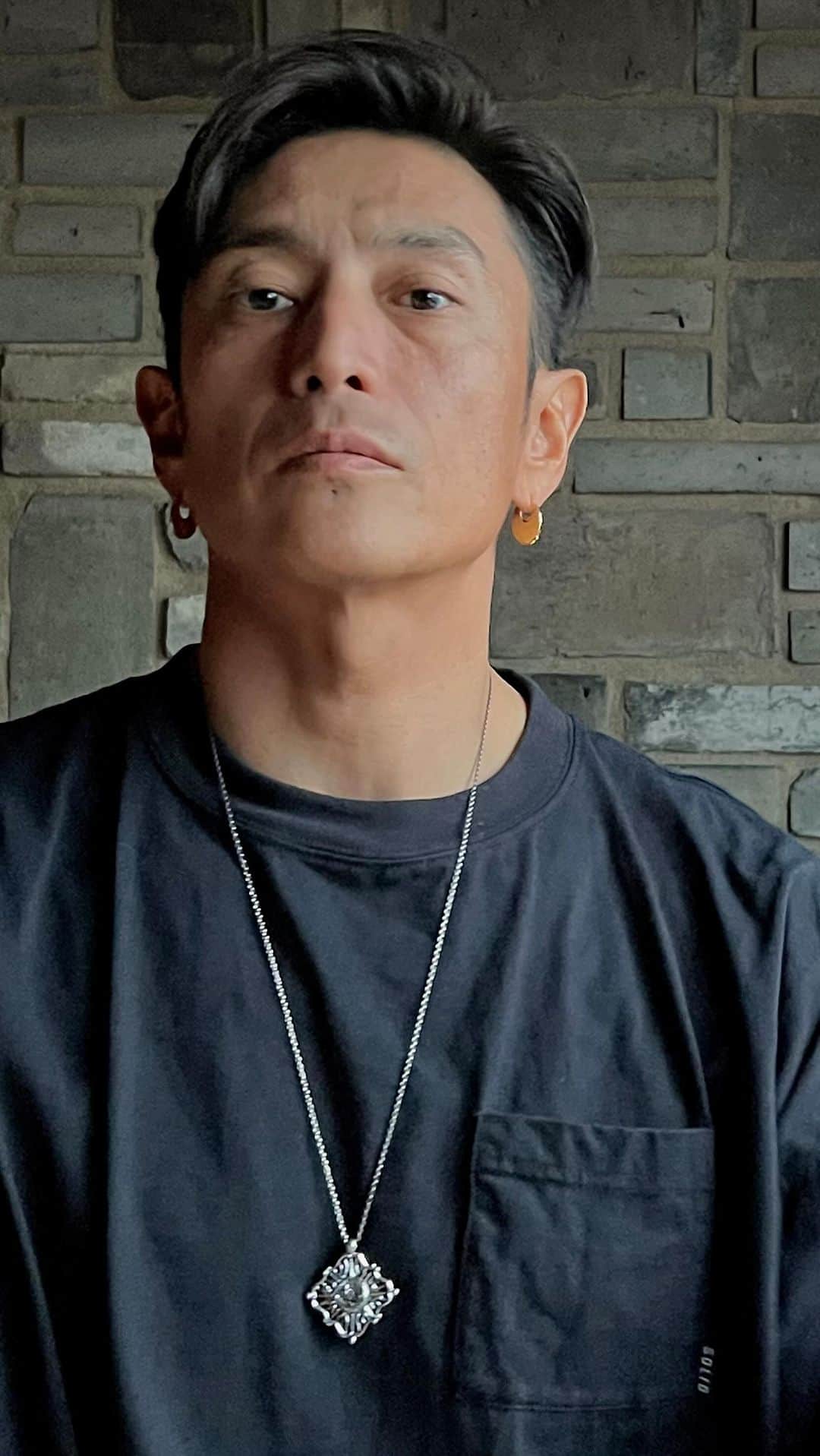 伊勢谷友介のインスタグラム：「「僕の欲しい！」から始まり『私も欲しい』を受けて、 "sauce of happiness"で販売中のSun & Moon シリーズは、新たにペンダントと、オールゴールドのピアスを加え、只今12/12までのオーダーでクリスマスに間に合うよう、受注生産にてお受けしております。  『太陽と月』ペンダントの両面に施された彫刻は、迫力と優しさをたたえ、3cm角の中に凝縮。その大きさをとは裏腹に、首に下げた時のしっかりとしたボリューム感は、つけるものに「自信」すら与えてくれる。そんなジュエリーが出来ました。 　彫刻は僕の芸大時代の仲間であるシマダシゲル氏。その彫刻力は折り紙付きです。  　新作は画像でご紹介のペンダントとピアスになります。 　大切な方へのギフトや、ご自身へのご褒美にいかがでしょう？ 　下記のウェブショップのリンクをコピーペーストして、詳細を是非チェックしてください！  ウェブショップのリンク↓ https://fanicon.net/web/shops/4477  #earrings #pierce #pendant #xmas #christmas #christmassgift #christmasgifts #accessories」