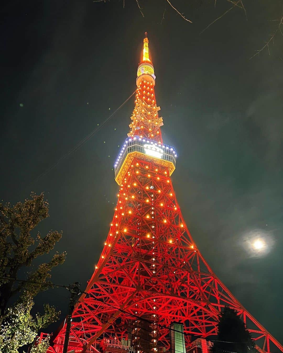 舞川あいくさんのインスタグラム写真 - (舞川あいくInstagram)「. EFFERVESCENCE Tokyo 2022  東京タワーで開催された @moetchandon の煌びやかなイベントへ🗼💫  この日は東京タワーもMoet仕様になっていて、シャンパンゴールドに包まれた素敵な空間でした🍾✨  #MoetChandon #モエエシャンドン #MoetEffervescence #シャンパンの魔法と輝きを」12月9日 16時29分 - aiku_0817__