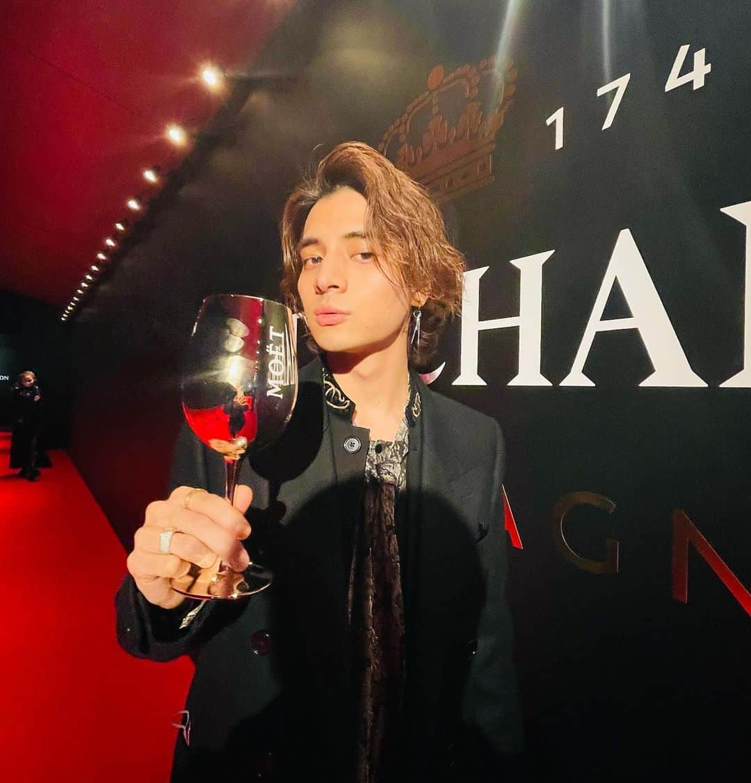 AMさんのインスタグラム写真 - (AMInstagram)「🦊?  #MoetChandon #モエエシャンドン #MoetEffervescence #シャンパンの魔法と輝きを」12月9日 16時34分 - am_antime_