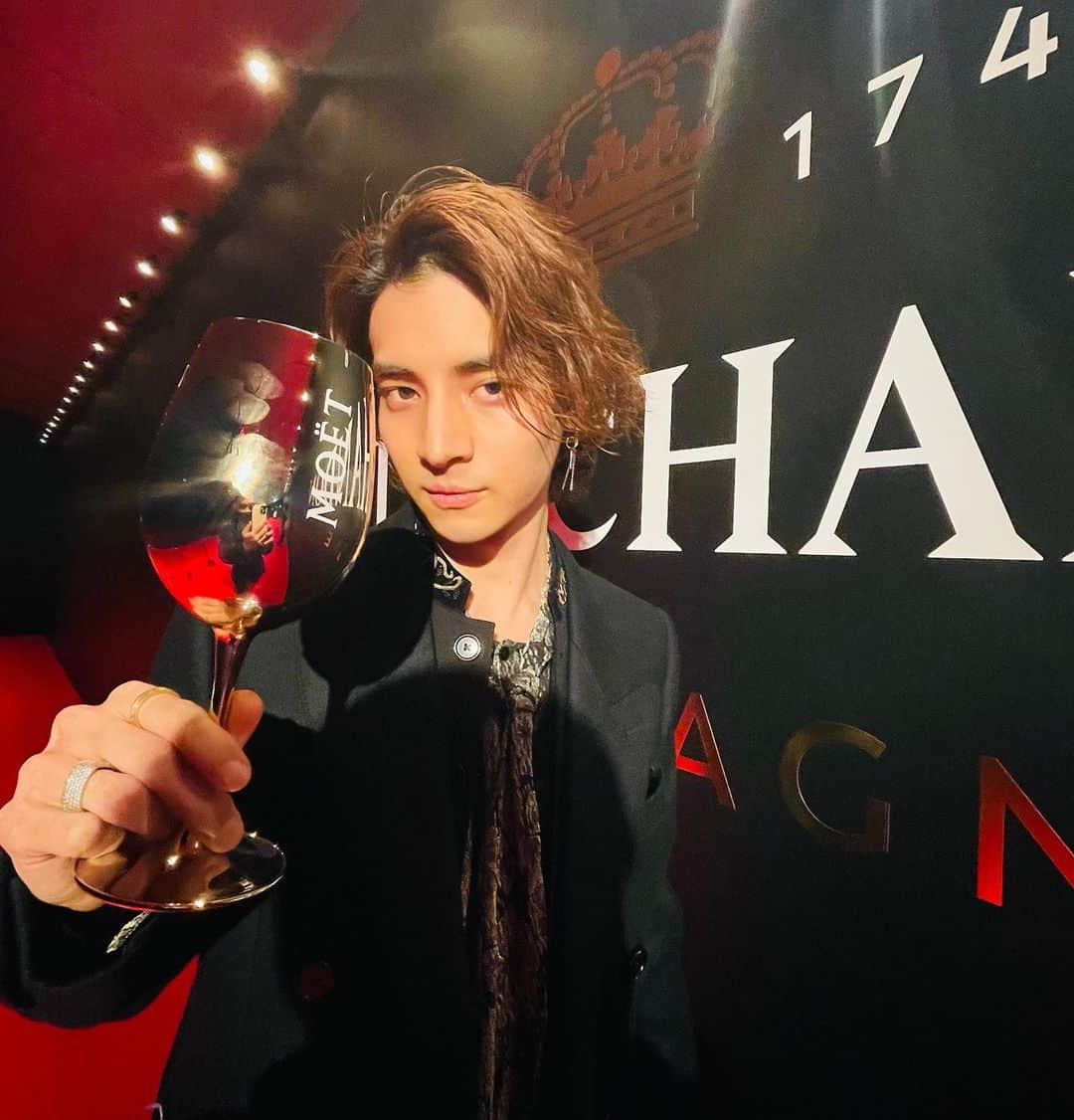 AMさんのインスタグラム写真 - (AMInstagram)「🦊?  #MoetChandon #モエエシャンドン #MoetEffervescence #シャンパンの魔法と輝きを」12月9日 16時34分 - am_antime_