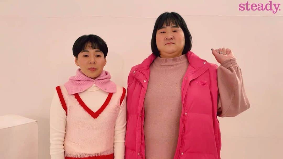 steady.のインスタグラム：「M-1グランプリ2022&女芸人No. 1決定戦theW2022のファイナリストで  漫才もコントも話題の ヨネダ2000 のおふたりが初登場💖💖  @shimizu_zu @yonedaai2000   ポップでキュートなショットから、パーソナルにも迫るインタビューまで盛りだくさんの3ページです🌷  theWは明日10日(土)日テレ系で放送されるのでみんなで応援しましょーー🤘🏻  #ヨネダ2000  #お笑い #芸人 #漫才  #コント」