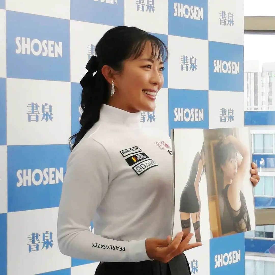 のインスタグラム：「写真集発売記者会見では私のお気に入りページもご紹介させていただきました🥰 色っぽい黒のワンピースに髪をかきあげて見つめているカットは眼差しもしっかりとこだわりましたよ☺️💖 会見中はレコーダーもたくさん😳！ みんなはどの写真がお気に入りですか？💕 あっ、あとこの日はヘアメイクさんがハーフアップの巻き髪に黒のリボンでシックに格好よく決めてくださいました😍🎀たくさんの方にヘアスタイルも褒めていただけて嬉しかったです💖  #写真集 #2nd写真集 #MUSE #小澤美奈瀬」
