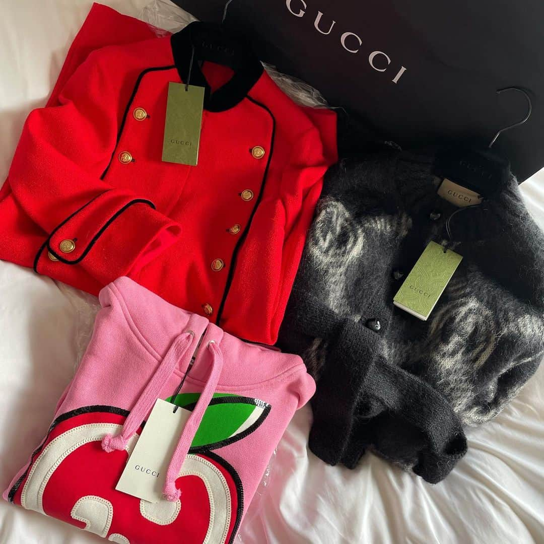 坂井雪乃さんのインスタグラム写真 - (坂井雪乃Instagram)「GUCCI🛍👗🍎❤️  一目惚れの真っ赤なワンピースとニット☺️✨✨ りんごのピンクパーカーも着たら可愛すぎてお迎えすることに🤭💓  #shopping #お買い物 #GUCCI #グッチ」12月9日 16時46分 - yukino_sakai