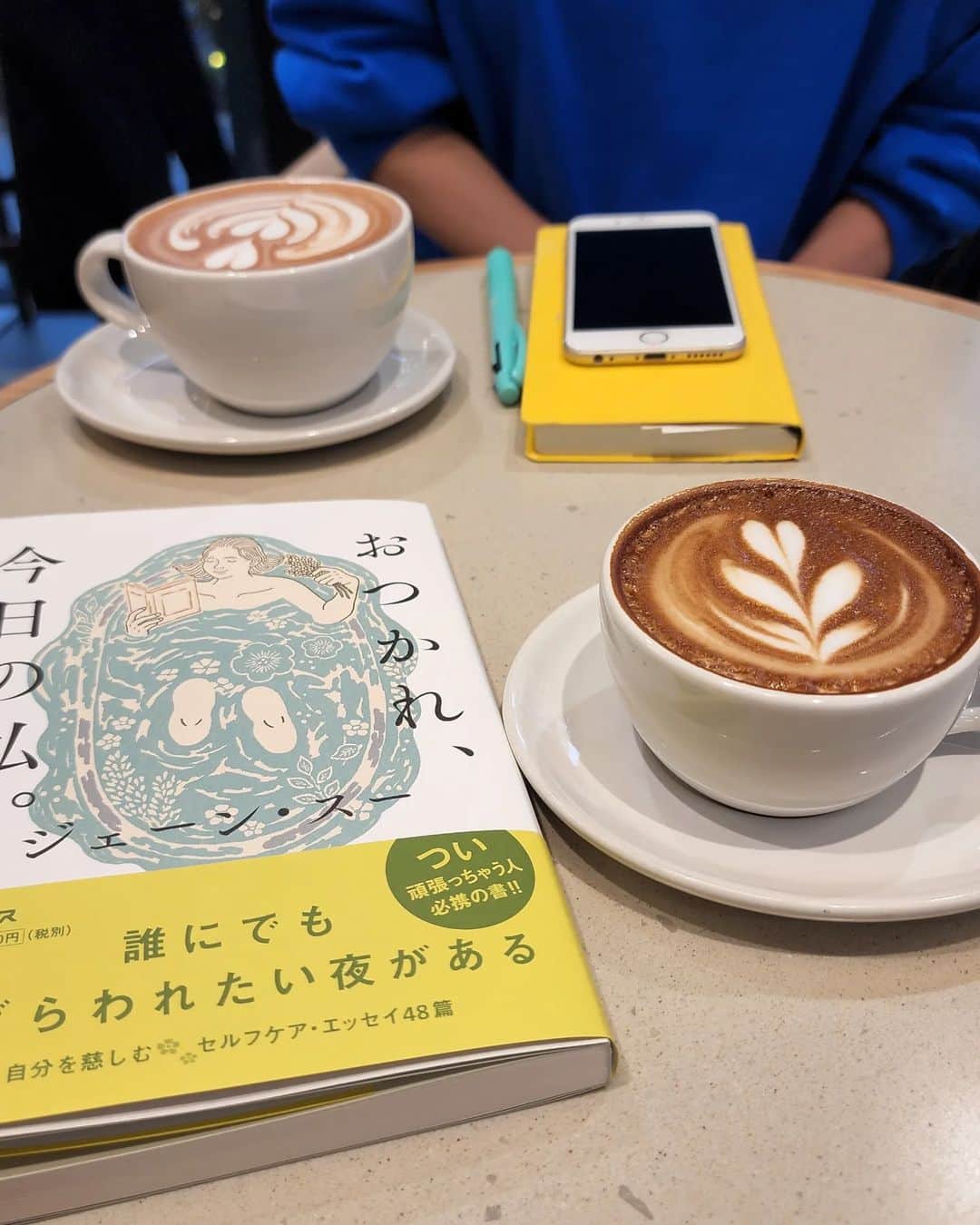 のインスタグラム：「2022年もあと少し。お疲れさまでした！ 今年もいろいろあったなあ。  新刊『おつかれ、今日の私。』が発売になりました。今年の棚卸しにぜひどうぞ。  なんやかんや13冊とか14冊とか出してるのかな。びっくりだね！ いちばん最初の『私がプロポーズされないのには101の理由があってだな』から、来年で10年です。  この10年で時代の強度が大きく変わりました。良くも悪くも繊細になって、みんな疲れてる。  いままで周縁においやられていたことが可視化されたから、だけではないように思います。なにが正解かわからなすぎて「思いきって」なんて言葉が似合わなくなっちゃった。  伝えたいことはそんなに変わってないけれど、書き方はだいぶ変えました。エッセイなんて時代をモロに反映するから、どんどん変化していかないとなーと思って。  拙著のタイトルの遍歴をみてもらえば、時代の強度が変わったことわかってもらえると思います。  本の向こう側に写っているのは担当編集の大島さん。彼女とは『貴様いつまで女子でいるつもりだ問題』と『私がオバさんになったよ』の担当編集さんで、出版社が変わり、久しぶりにご一緒できました。  『おつかれ、今日の私。』は、貴様女子を読んでワハハハ！わたしのこと！となった人に読んでもらえたら嬉しい。あなたのことが書いてあるよー」