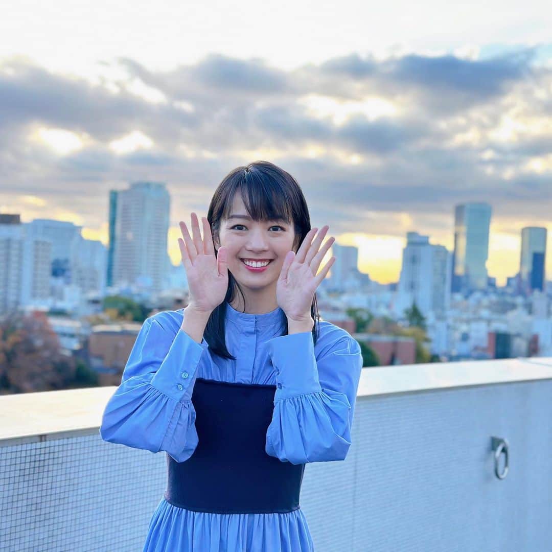 紀真耶のインスタグラム：「今日の衣装！ 1枚目は別の時に使おうと思って撮ってもらったもの！ 空がきれいでした✨✨  ☆ ☆ #衣装 #ワンピース #こんな形のワンピースよく見ます #空 #テレビ朝日 #グッドモーニング #紀真耶」