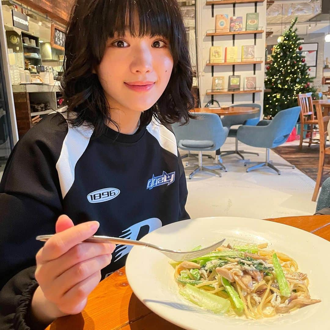 若林薫のインスタグラム：「役で前髪整えました💇🏻‍♀️クリームパスタ美味しい😋   #クリスマス  #衣装合わせ  #クリームパスタ #パーマ女子  #黒髪パーマ」