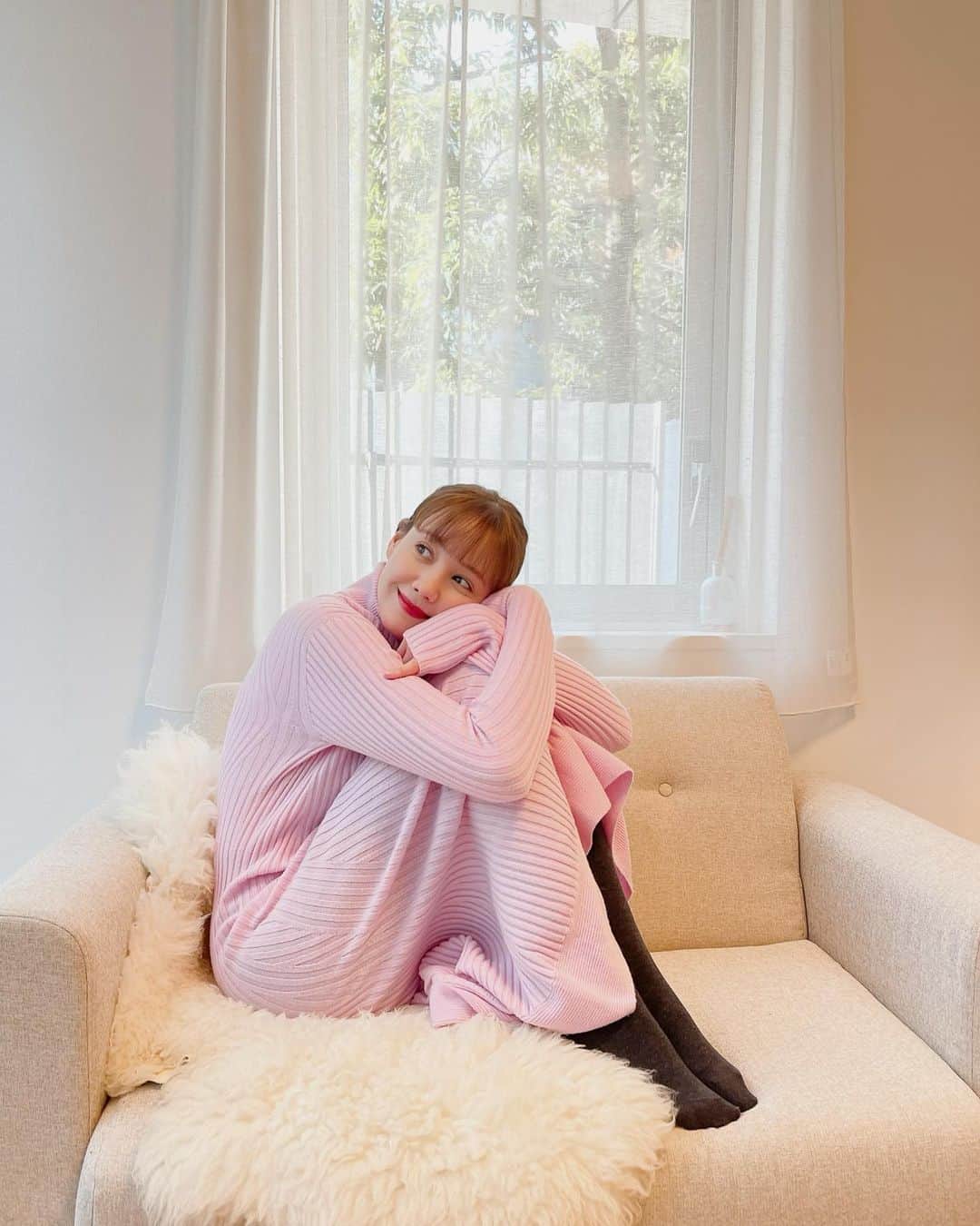 のインスタグラム：「ピンク＆ブルー🤭  どちらも大好きな色😘  ピンク衣装 one-piece @alphatauri   💙衣装 Knit skirt @malamute_iii_knit  blouse @doublestandard_official  shoes  @charleskeith_jp」