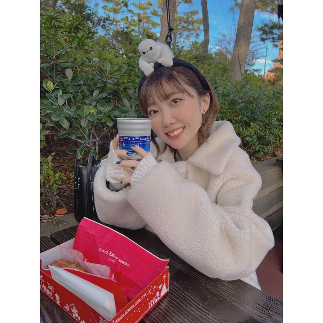 諸星すみれのインスタグラム：「この前、久々にクリスマスシーズンのディズニーへ🎄✨ 飾りつけ可愛かったしイルミネーションも綺麗だった〜 ぽかぽかの陽気だったからビールも最高に美味でした🤍  #ディズニー #ディズニーランド #ディズニークリスマス #クリスマス #ベイマックス」